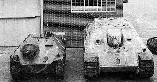 Naľavo nemecký Hetzer a napravo Jagdpanther.